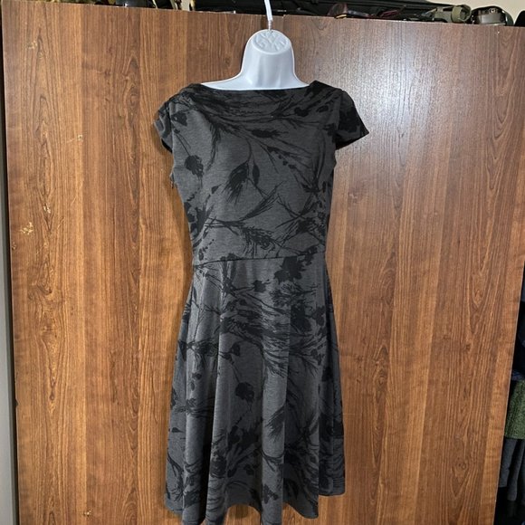 Gray and Black floral short sleeve dress - Picture 4 of 6